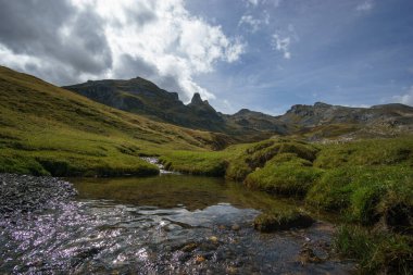 Güneşli bir sonbahar gününde Pirenes Dağları 'nda güzel bir dere, Col du Pourtalet, Yeni Aquitaine Fransa