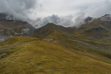 Gavarnie yakınlarındaki güzel dağ manzarası Col de Tentes yolu ile Pireneler 'deki İspanya sınırına, Yeni Aquitaine, Fransa