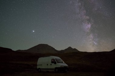 Samanyolu ve gece gökyüzünde Jüpiter gezegeni Pyrenees dağlarındaki karavan, Gavarnie, Col de Tentes, Yeni Aquitaine, Fransa