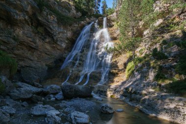 Gavarnie Vadisi 'ndeki Gave de Tourettes nehrinin güzel şelalesi, Pirene Ulusal Parkı, Yeni Akitanya, Fransa