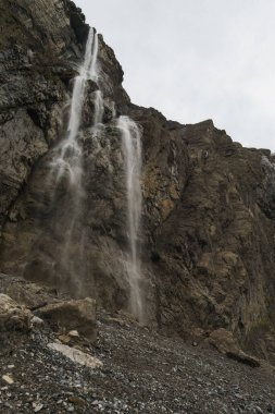 Gavarnie Sirki 'nin büyük şelalesi Pirene Dağları, Yeni Aquitaine, Fransa' da yüksek kaya duvarı oluşumunda.