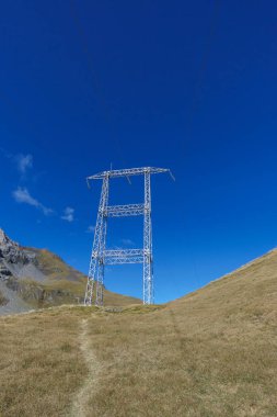 Pireneler Dağları 'nda elektrik direği. Güneşli bir sonbahar gününde Fransa ve İspanya sınırında, Huesca, İspanya.