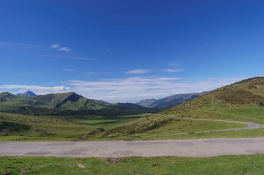 La Hourquette d 'Ancizan' daki Pyrenees dağlarından geçen D113 yolu, doğal rezerv Cabanes de la Hosse, La Hosse, Arreau, Fransa