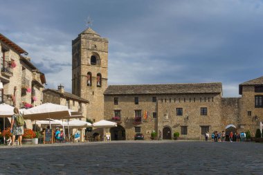 İspanya 'nın Aragon kentindeki orta çağ köyü Ainsa' daki kasaba meydanındaki eski kilise.