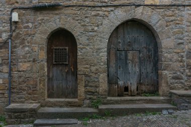 İspanyol Pirenesi 'ndeki Ainsa Ortaçağ köyünün eski kapısı, Huesca, Aragon, İspanya