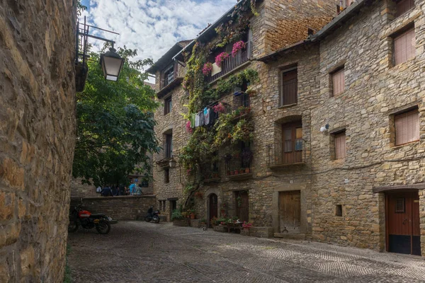 Ulica Kamiennymi Domami Średniowiecznej Wiosce Ainsa Pirenejach Aragon Hiszpania — Zdjęcie stockowe