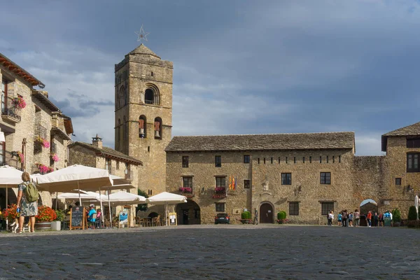 İspanya 'nın Aragon kentindeki orta çağ köyü Ainsa' daki kasaba meydanındaki eski kilise.