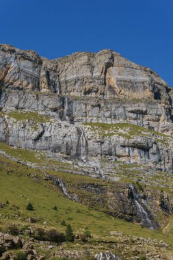 Ordesa y Monte Perdido Ulusal Parkı 'nda şelaleli kanyon duvarı, Huesca, İspanya