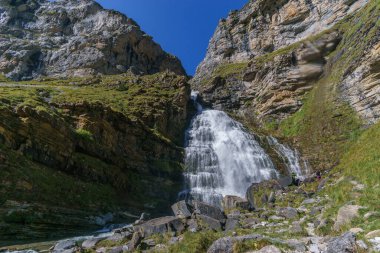 Pirenes dağlarındaki Ordesa vadisinde Cascada de la Cola de Caballo şelalesi, Ordesa ve Monte Perdido Ulusal Parkı, Huesca, Aragon, İspanya