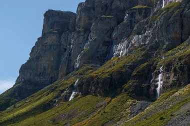 Ordesa y Monte Perdido Ulusal Parkı 'nda şelaleli kanyon duvarı, Huesca, İspanya