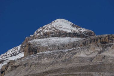 Monte Perdido 'nun zirvesi, kar ile kaplı, açık mavi gökyüzü, Ordesa y Monte Perdido Ulusal Parkı, Aragon, Huesca, İspanya