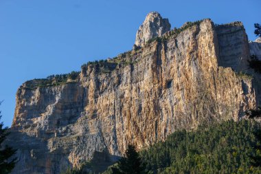 Pireneler 'deki Ordesa Kanyonu' nun duvarlarında kaya oluşumu, Ordesa y Monte Perdido Ulusal Parkı, Aragon, Huesca, İspanya