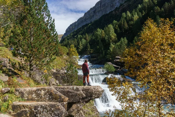 Sonbahar boyunca Ordesa Vadisi 'nde erkek yürüyüşçüyle birlikte Pirenes Dağları' nda, Ordesa ve Monte Perdido Ulusal Parkı, Huesca, Aragon, İspanya
