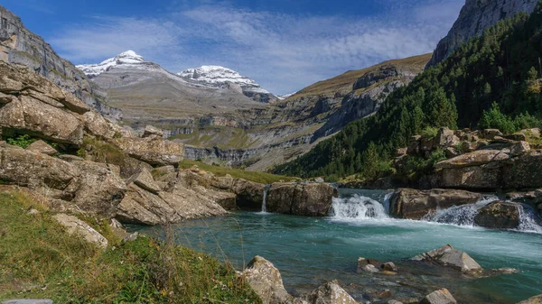 Small Waterfall Ordesa Valley Pyrenees Mountains Snow Caped Monte Perdido — Stock Photo, Image