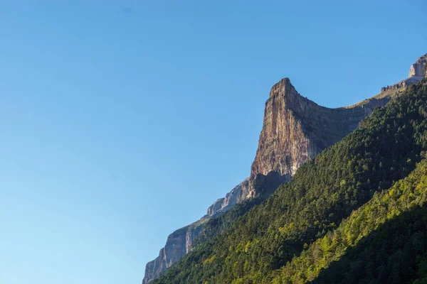 Pireneler 'deki Ordesa Kanyonu' nun duvarlarında kaya oluşumu, Ordesa y Monte Perdido Ulusal Parkı, Aragon, Huesca, İspanya