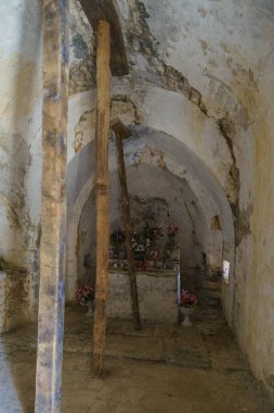 Anisclo Canyon yakınlarındaki Sercue Iglesia de San Miguel 'de terk edilmiş eski bir kilisenin içinde, Ordesa y Monte Perdido Ulusal Parkı, Huesca, İspanya