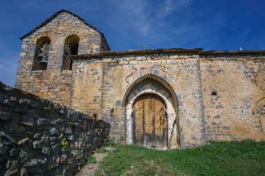 Eski terk edilmiş Sercue Iglesia de San Miguel şapeli Anisclo Kanyonu yakınlarındaki Pyrenees dağlarında, Ordesa y Monte Perdido Ulusal Parkı, Huesca, İspanya