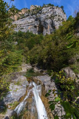 Pireneler 'deki Anisclo Kanyonu' nda Idyllic şelalesi, Ordesa Ulusal Parkı, Huesca, Aragon, İspanya.