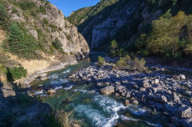 Pyrenees dağlarındaki Ara Nehri hayalet kasaba Janovas, Aragon, Huesca, İspanya 'nın yaya köprüsünden görüldü.