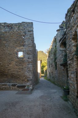 Pirenes dağlarında terk edilmiş Janovas köyünün kalıntıları olan küçük bir yol, Aragon, Huesca, İspanya