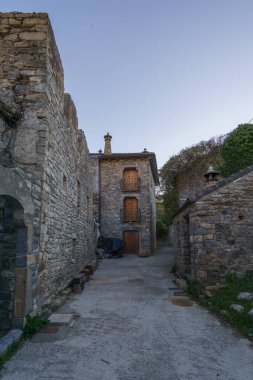 Pirenes dağlarındaki Janovas köyünün terk edilmiş kalıntıları, Aragon, Huesca, İspanya