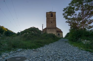 Pirenes dağlarındaki terk edilmiş Janovas kasabası kilisesine giden yol Huesca, Aragon, İspanya