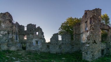 Pirenes dağlarındaki Janovas köyünün terk edilmiş kalıntıları Aragon, Huesca, İspanya