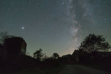 Pyrenees, Janovas, Janovas, Aragon, Huesca, İspanya 'daki hayalet kasaba kalıntıları üzerinde yıldızlar ve Samanyolu ile Nightsky