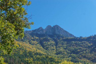 Pirenes Dağları 'ndaki dağ zirvesi sonbaharda Isaba, Navarre, İspanya yakınlarında.