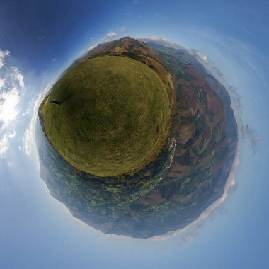 İspanya, Navarre, Beartzun yakınlarındaki İspanyol Fransız sınırındaki tepede çayır olan 360 derecelik güzel Bask kırsalının küçük bir panoraması.