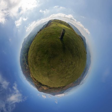 İspanya, Navarre, Beartzun yakınlarındaki İspanyol Fransız sınırındaki tepede çayır olan 360 derecelik güzel Bask kırsalının küçük bir panoraması.