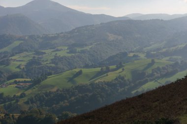 Beartzun, Navarre, İspanya yakınlarındaki İspanyol Fransız sınırında altın güneş ışığında yeşil tepeleri olan güzel bir Bask kırsalı.