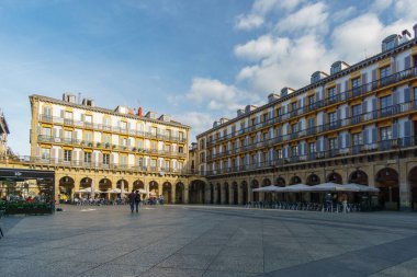 Konstituzio Plaza Meydanı 'ndaki apartmanlar San Sebastian veya Donostia, Bask Ülkesi, İspanya