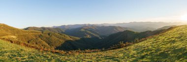 Altın saatinde Panorama Bask manzarası. Önünde güzel tepeler ve çayırlar, gökyüzünde ay, Aiako Harria, Gipuzkoa, Bask Ülkesi, İspanya