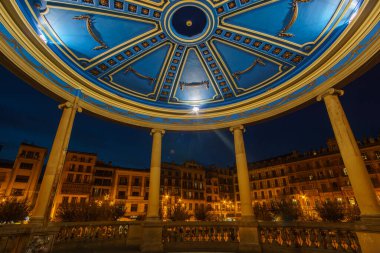 Plaza del Castillo Meydanı 'ndaki orkestra standından gece görüntüsü, Pamplona, Navarra, İspanya