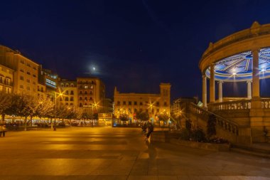 Gece yarısı Plaza del Castillo Meydanı 'nda sahneyi seyret. Sahne arkası, Pamplona, Navarra, İspanya.