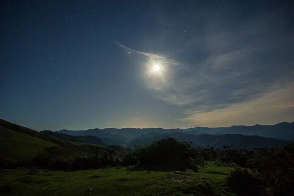 Gece gökyüzünde yıldızlar ve ay olan Bask manzarası, Aiako Harria, Gipuzkoa, Bask Ülkesi, İspanya