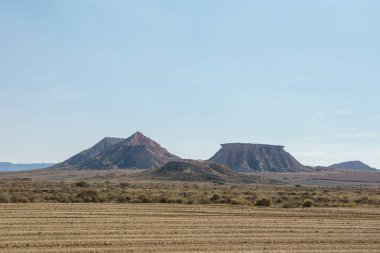 Bardenas Reales, Arguedas, Navarra, İspanya 'nın kurak platosunun çöl manzarasında kaya oluşumları