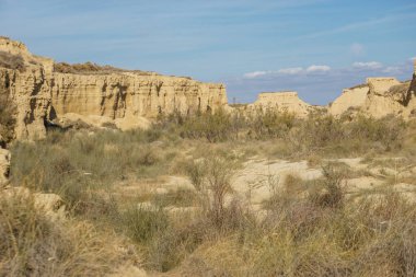 Bardenas Reales 'in kurak platosunun çöl manzarası nehir yatağında Barranco Grande, Arguedas, Navarra, İspanya