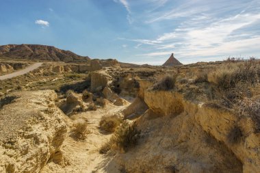 Bardenas Reales çölünde Barranco de las Cortinas, Arguedas, Navarra, İspanya 'dan görülen ünlü ikonik kaya oluşumu.