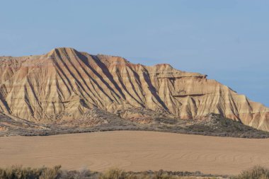 Bardenas Reales, Arguedas, Navarra, İspanya 'nın kurak platosunun çöl manzarasında kaya oluşumları