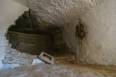 Mutfağı ve beyaz duvarları olan Arguedas mağaralarının içi, Navarra, İspanya