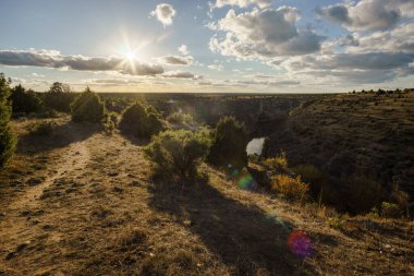 İspanya, Segovia, Sepulveda yakınlarındaki Hoces del Duraton doğal parkındaki Duraton Nehri kanyonuna bakın.