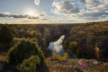 İspanya, Segovia, Sepulveda yakınlarındaki Hoces del Duraton doğal parkındaki Duraton Nehri kanyonuna bakın.
