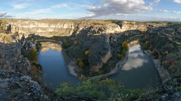İspanya, Segovia, Sepulveda yakınlarındaki Hoces del Duraton doğal parkında sonbahar zamanı eski bir manastır harabesi ile Duraton Nehri Panoraması