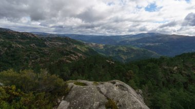 Peneda-Geres Ulusal Parkı, Vilar da Veiga, Portekiz 'deki Miradouro das Rocas' tan sonbahar ormanlarının manzarası