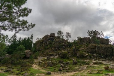 Sonbahar ormanlarında kayaların oluşumuyla dağların manzarası, Peneda-Geres Ulusal Parkı, Vilar da Veiga, Portekiz