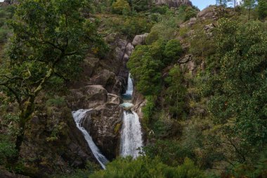 Güzel Arado Şelalesi veya Cascata do Arado Sonbahar zamanı Kuzey Portekiz, Avrupa 'daki Peneda Geres Ulusal Parkı' nda.