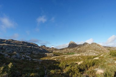 Cabana Meda de Rocalva, Peneda-Geres Ulusal Parkı, Vilar da Veiga, Portekiz 'de altın saat günbatımında dağ manzarasında granit kaya oluşumu