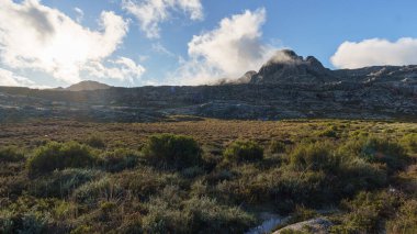Dağ manzarasının tepesinde Cabana Meda de Rocalva, Peneda-Geres Ulusal Parkı, Vilar da Veiga, Portekiz